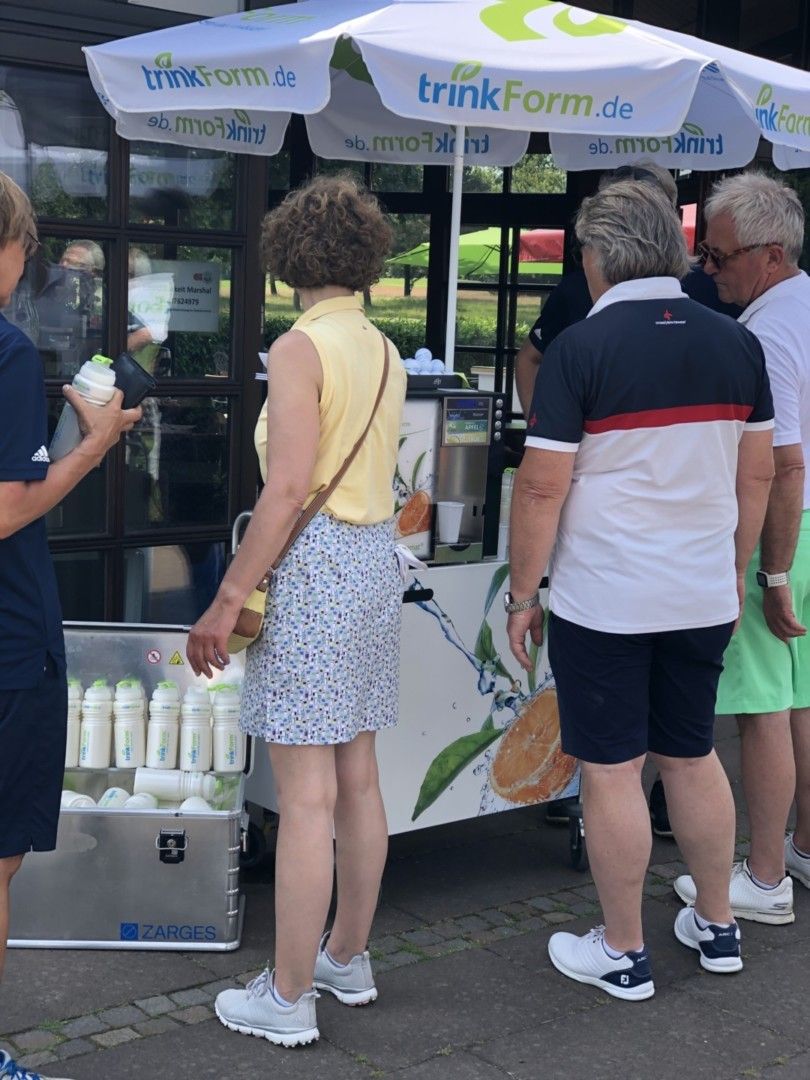 Besucher erhalten Erfrischungen von trinkForm® bei einem Charity-Golf-Event