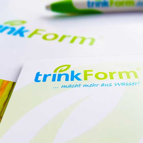 Nahaufnahme des trinkForm® Logos mit dem Slogan "...macht mehr aus Wasser!" als Teil des neuen Designs