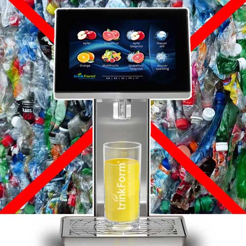 trinkForm® Getränkeautomat vor einem Hintergrund voller Plastikflaschen, symbolisiert Abfallreduzierung