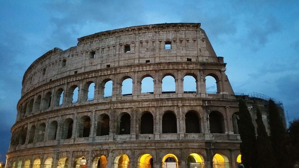 Das Kolosseum in Rom beleuchtet bei Dämmerung, repräsentativ für Sonnenwerk Tee bei den Olympischen Spielen 1960