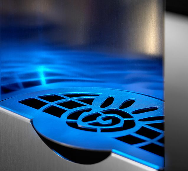 Nahaufnahme der blau beleuchteten Tropfschale eines trinkForm® Getränkeautomaten für Ersatzteile und Reinigung