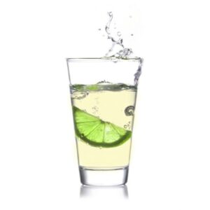 Spritziges trinkForm® Instant Limonengetränk, frisch zubereitet und serviert in einem klaren Glas