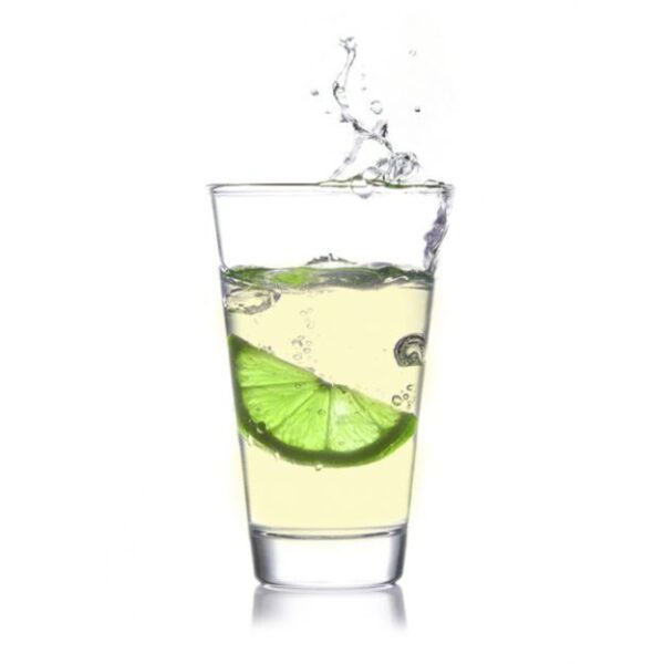 Spritziges trinkForm® Instant Limonengetränk, frisch zubereitet und serviert in einem klaren Glas
