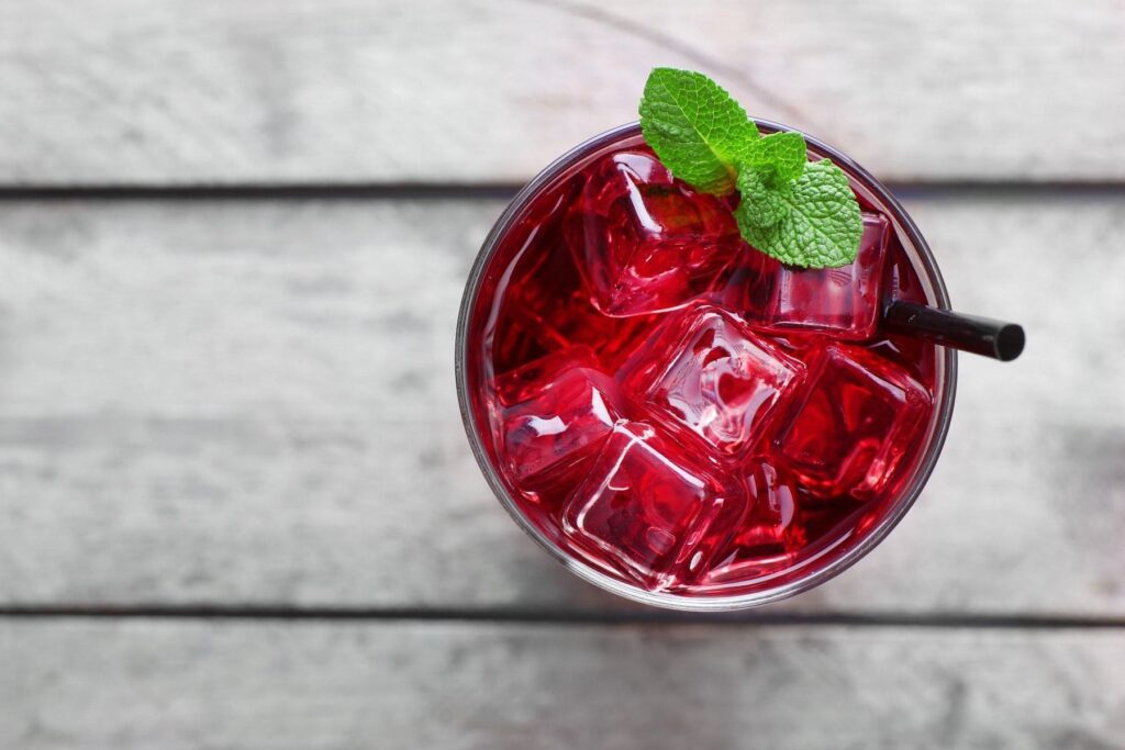 Kühles, rotes Getränk mit Eis und Minze, zubereitet mit trinkForm® Instantpulver, ideal zum Probieren