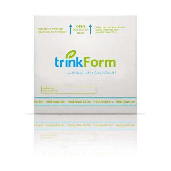 Die trinkForm® Bag-in-Box Verpackung auf weißem Hintergrund, mit dem Slogan "macht mehr aus Wasser!"