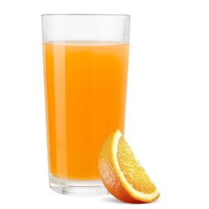 Klarer, erfrischender trinkForm® Instant Orange-Drink mit einer Orangenscheibe am Glas