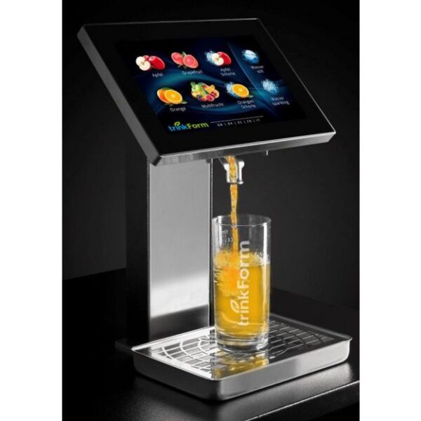 Juici CT 4 STILL Getränkeautomat von trinkForm® beim Befüllen eines Glases, innovative Technik und modernes Design für Getränkevielfalt