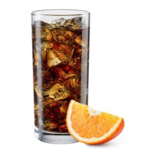 Ein Glas mit trinkForm® Cola-Orangenkonzentrat, eisgekühlt und garniert mit einer frischen Orangenscheibe, perfekt für einen spritzigen Genussmoment