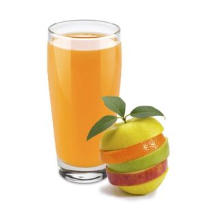 Ein Glas voller trinkForm® Multivitamin-Konzentrat neben einem Stapel frischer Früchte, ein gesunder und vitalisierender Durstlöscher