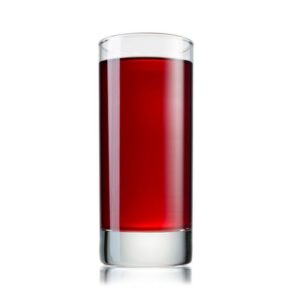 Dunkelrotes trinkForm® Schwarze-Johannisbeer-Konzentrat in einem hohen Glas, intensiv im Geschmack und reich an Aromen