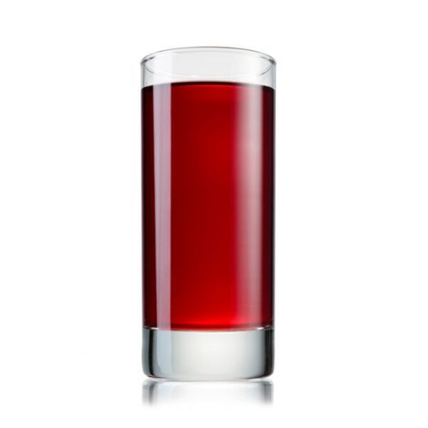 Dunkelrotes trinkForm® Schwarze-Johannisbeer-Konzentrat in einem hohen Glas, intensiv im Geschmack und reich an Aromen