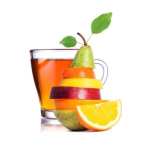 Tee und Frucht Konzentrat von trinkForm® in einer klaren Tasse, begleitet von einem Stapel frischer, bunter Früchte, eine harmonische Kombination für Genussmomente