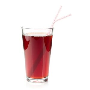 trinkForm® Waldbeerkonzentrat in einem Glas mit zwei Strohhalmen, ein tiefes und fruchtiges Geschmackserlebnis