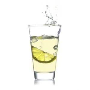 Erfrischendes trinkForm® Zitronenkonzentrat im Glas mit spritziger Limettenscheibe, erquickende Frische in jedem Schluck